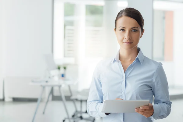 Femme d'affaires utilisant une tablette numérique — Photo