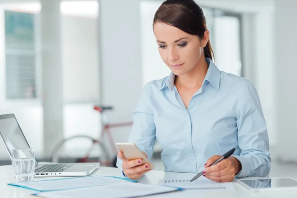 Frau mit Smartphone — Stockfoto