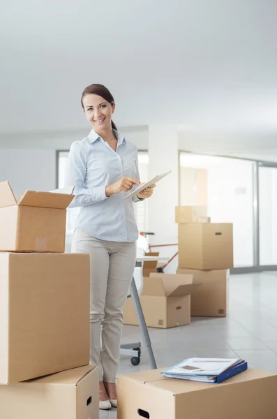 Businesswoman moving in her new office — Stock Photo, Image