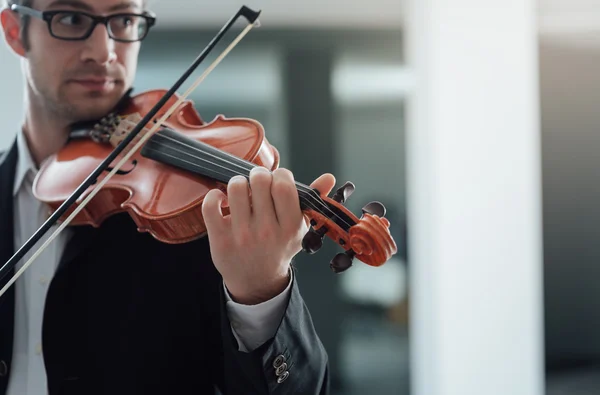 Talentovaný houslista sólový výkon — Stock fotografie