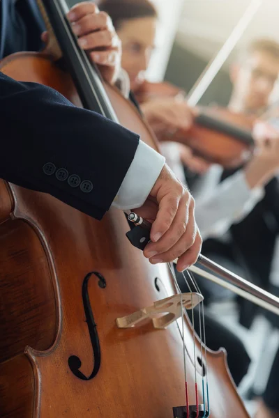 Interpretación de orquesta sinfónica, sección de cuerdas —  Fotos de Stock