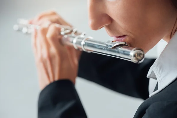 Flautista esibendosi in una stanza bianca — Foto Stock