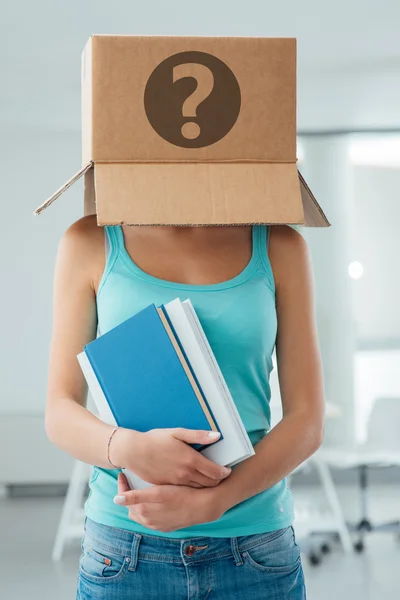 Studente con una scatola sulla testa — Foto Stock