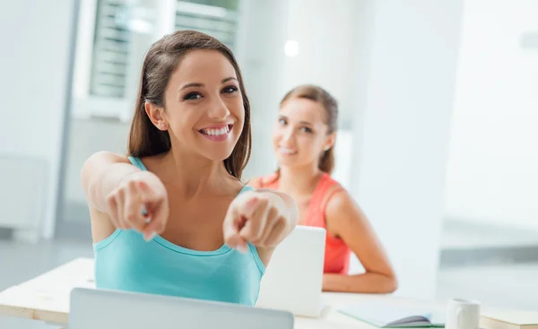 Estudiante apuntando a la cámara — Foto de Stock