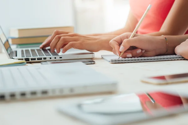 Chicas estudiando en el escritorio y haciendo deberes —  Fotos de Stock