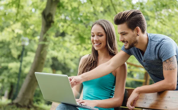 Teenager che studiano nel parco — Foto Stock