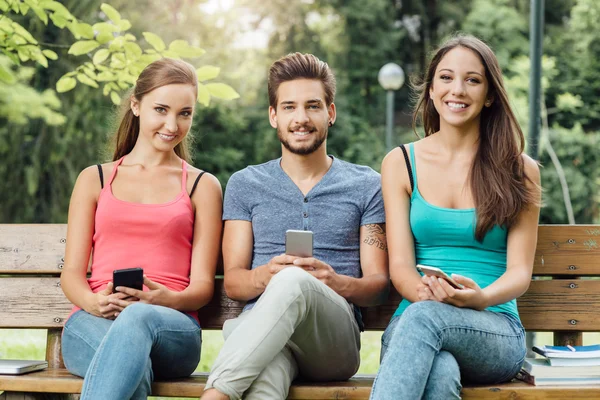 Tonåringar med hjälp av smarta telefoner — Stockfoto
