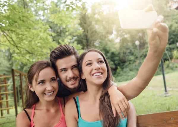 Tonåringar med hjälp av en smart telefon — Stockfoto