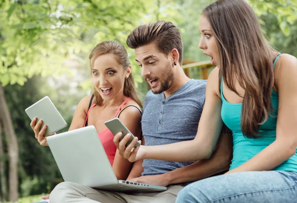 Studenti v parku relaxační — Stock fotografie