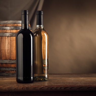 kırmızı ve beyaz şarap şişeleri