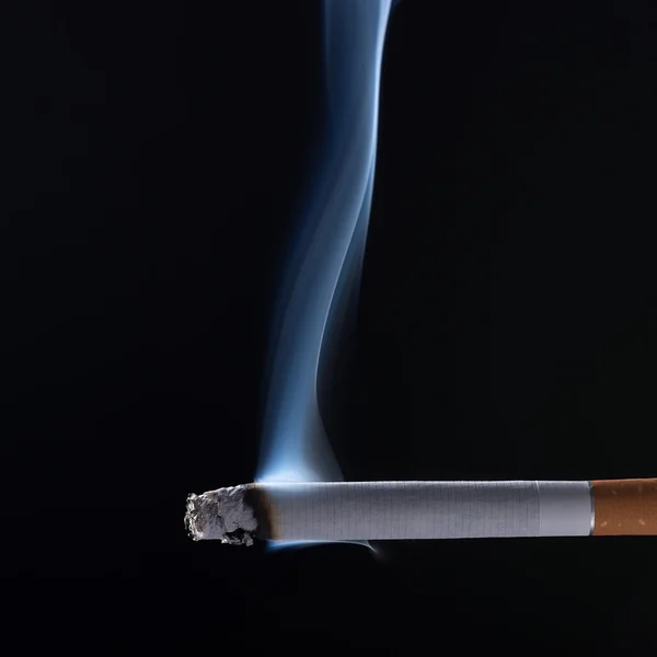 Brûlure de cigarette avec fumée — Photo