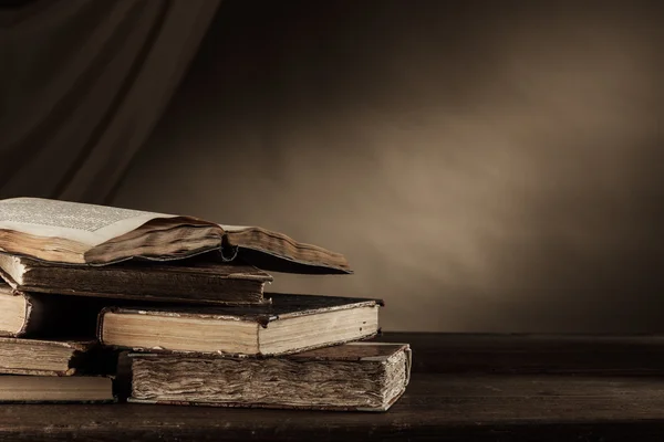 Starożytnych ksiąg na drewnianym stołem — Zdjęcie stockowe