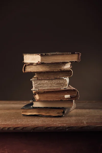 Oude boeken op een oude tabel — Stockfoto