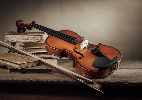 Velho violino, arco e livros — Fotografia de Stock