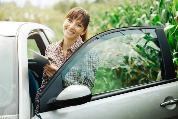 Woman  connecting with a digital tablet — Stock Photo, Image