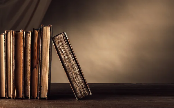 Oude boeken op een houten tafel — Stockfoto