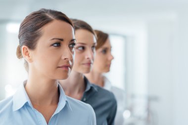 Poz ve uzağa bakarak iş kadınları