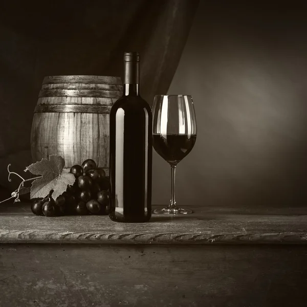 Dégustation de vin rouge avec bouteille, verre à vin — Photo