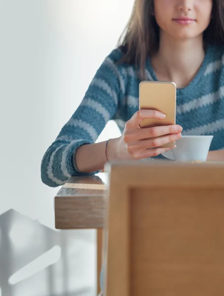 Woman using a smartphone — Stock Photo, Image