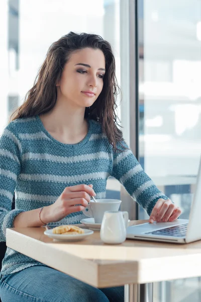 Teenager at the cafe surfing the net — Stock Photo, Image