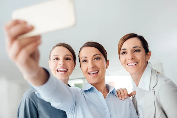 Lächelndes Business-Frauenteam macht ein Selfie — Stockfoto