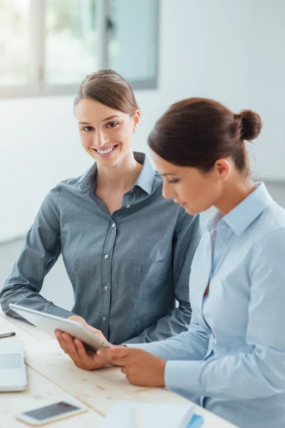 Femmes d'affaires travaillant ensemble avec une tablette — Photo