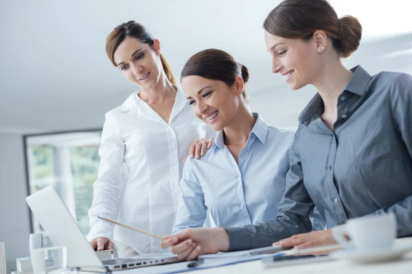 Equipe de negócios trabalhando na mesa — Fotografia de Stock