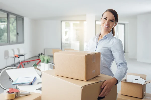 Mujer cargando cajas — Foto de Stock