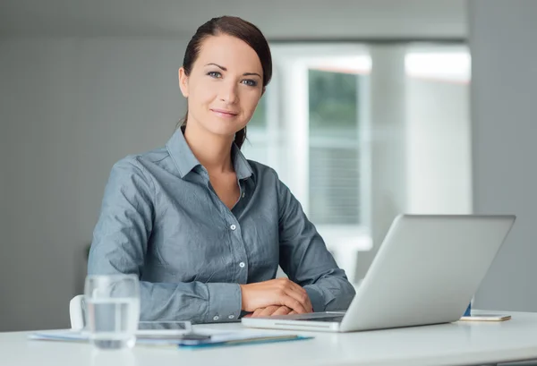 Empresaria sentada en escritorio de la oficina — Foto de Stock