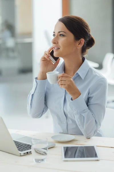 Affärskvinna med en fika — Stockfoto