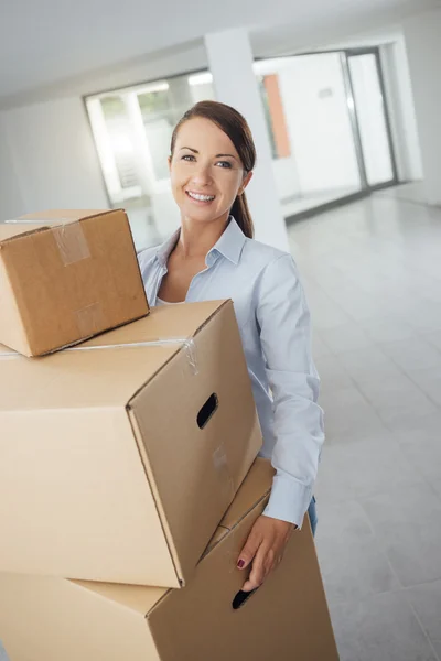 Mujer joven que lleva cajas de cartón — Foto de Stock