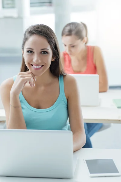 Niñas sentadas en los escritorios escolares —  Fotos de Stock