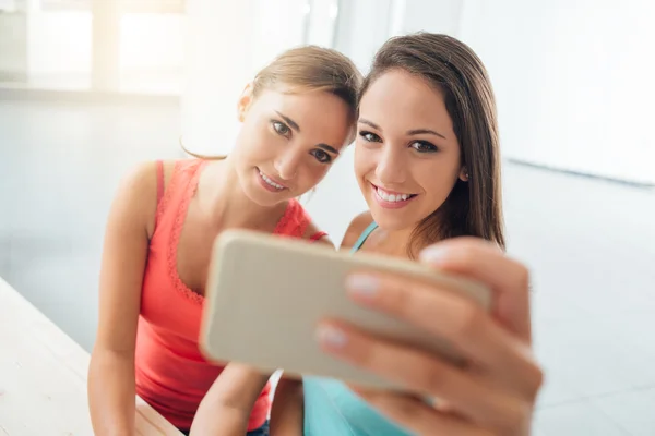 Meisjes met behulp van een slimme telefoon — Stockfoto