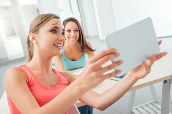 Ragazze che utilizzano un tablet touch screen — Foto Stock