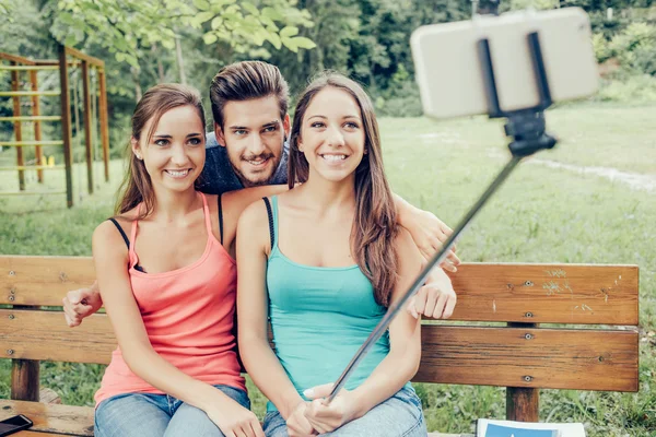 Teenagers taking selfies — Stock Photo, Image