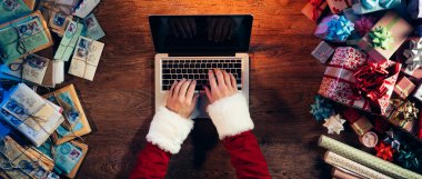bir dizüstü bilgisayarda yazarak santa