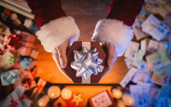 Papai Noel dando um presente de Natal — Fotografia de Stock