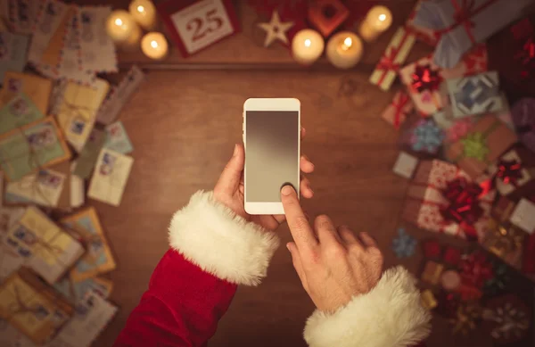 Santa Claus usando un teléfono inteligente — Foto de Stock