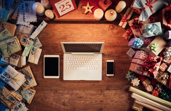 Desktop de Natal com laptop e dispositivos móveis — Fotografia de Stock