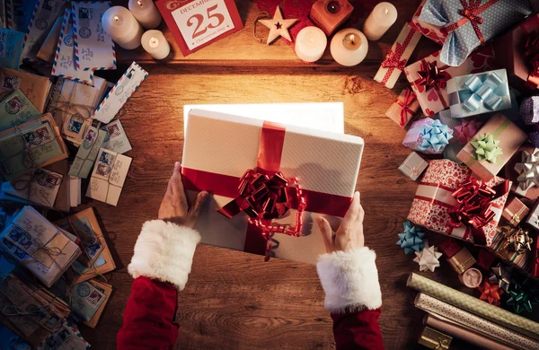 Santa abre una caja de regalo — Foto de Stock