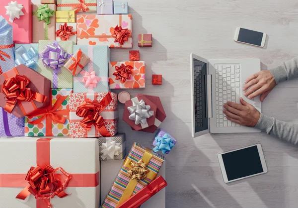 Los regalos coloridos en el escritorio —  Fotos de Stock