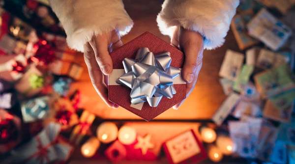 Papá Noel dando un regalo de Navidad —  Fotos de Stock