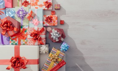 Bir tablo üzerinde renkli hediyeler bol
