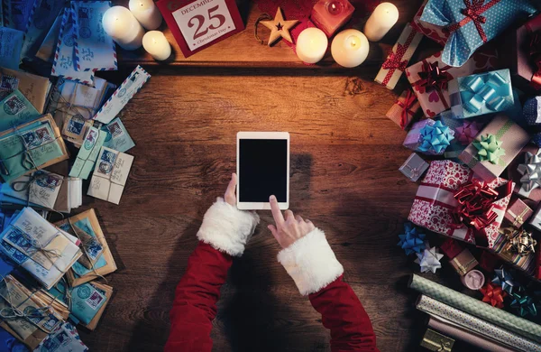 Santa usando um tablet digital — Fotografia de Stock