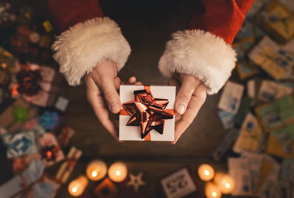 Papai Noel dando um presente de Natal — Fotografia de Stock
