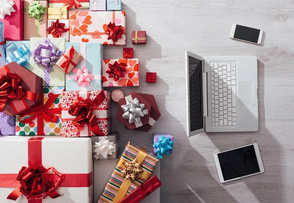 Laptop und jede Menge Geschenke — Stockfoto