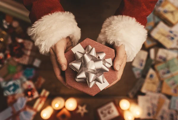 Santa Claus giving a Christmas present — Stock Photo, Image
