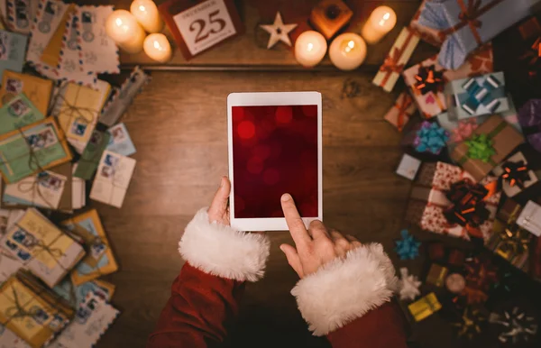 Papai Noel usando um tablet — Fotografia de Stock