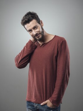 adam eliyle başının arkasında