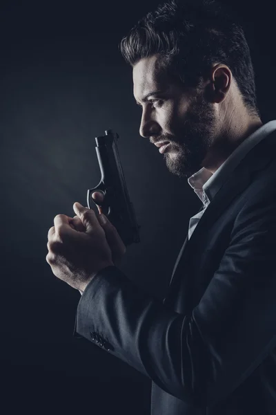 Tapferer Mann mit Handfeuerwaffe — Stockfoto